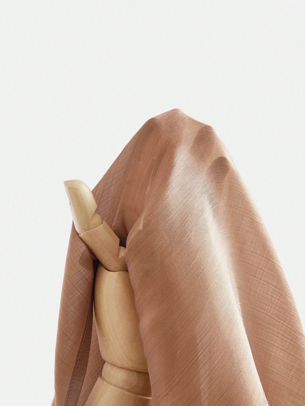 This elegant dress features a soft, dusty rose hue that drapes beautifully, creating a flattering silhouette. Made from.