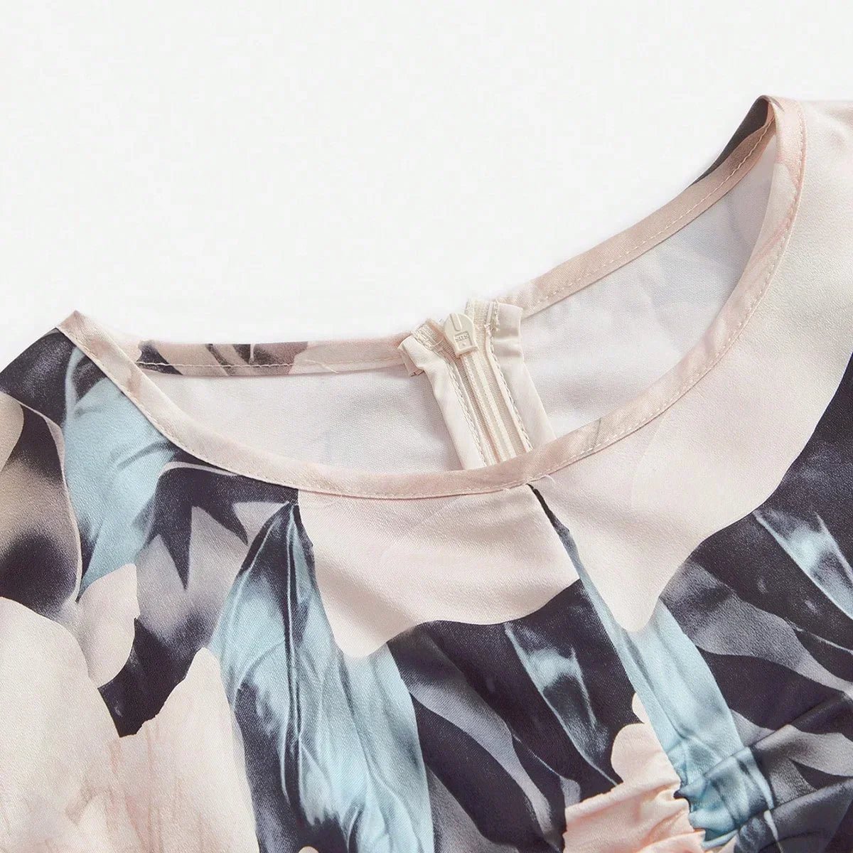 This elegant dress features a soft pastel color palette with delicate floral prints, creating a romantic vibe. The flowing.