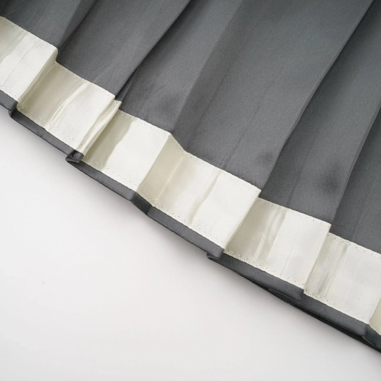 Aubrey Skirt - Color - blocked design - Pleated style - Elastic waistband - Knee length