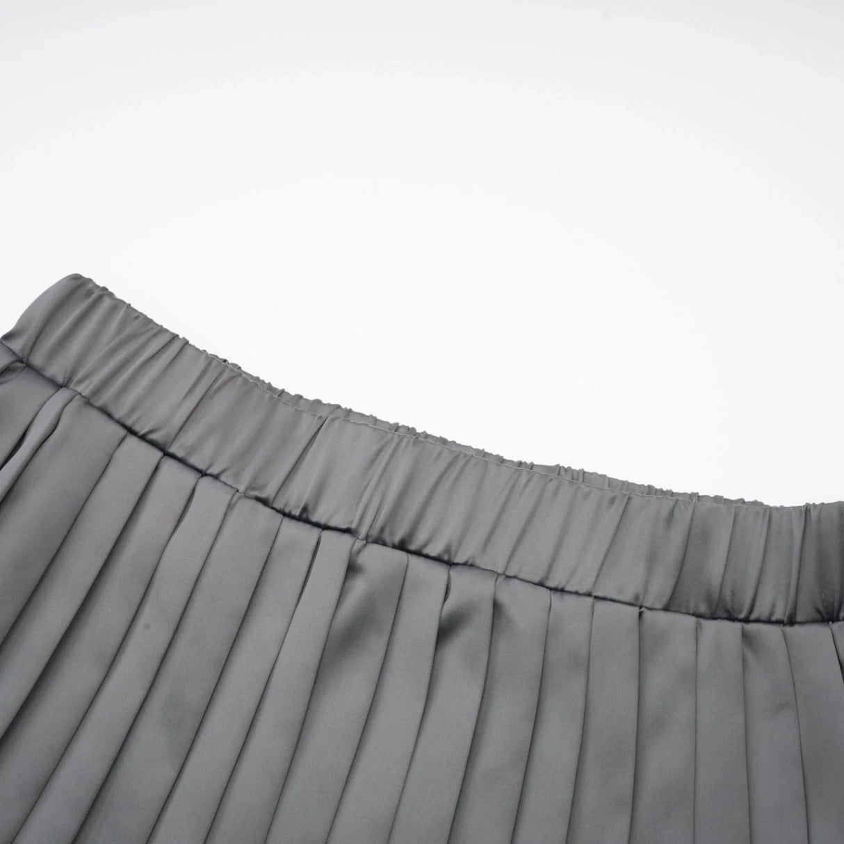 Aubrey Skirt - Color - blocked design - Pleated style - Elastic waistband - Knee length