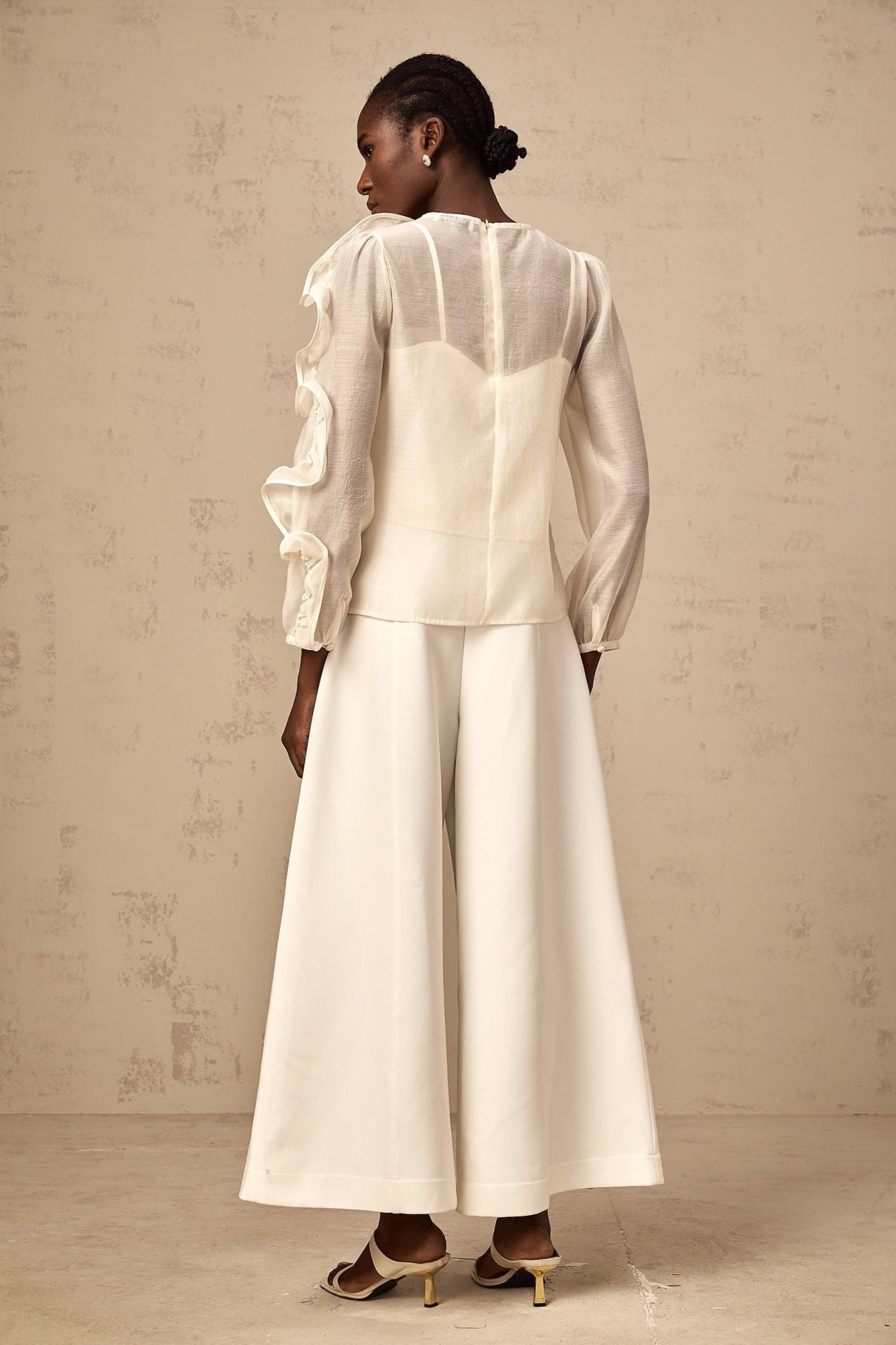 Caterinella Blouse – 3D Flower Detailing – Long Puff Sleeves – Crew Neck