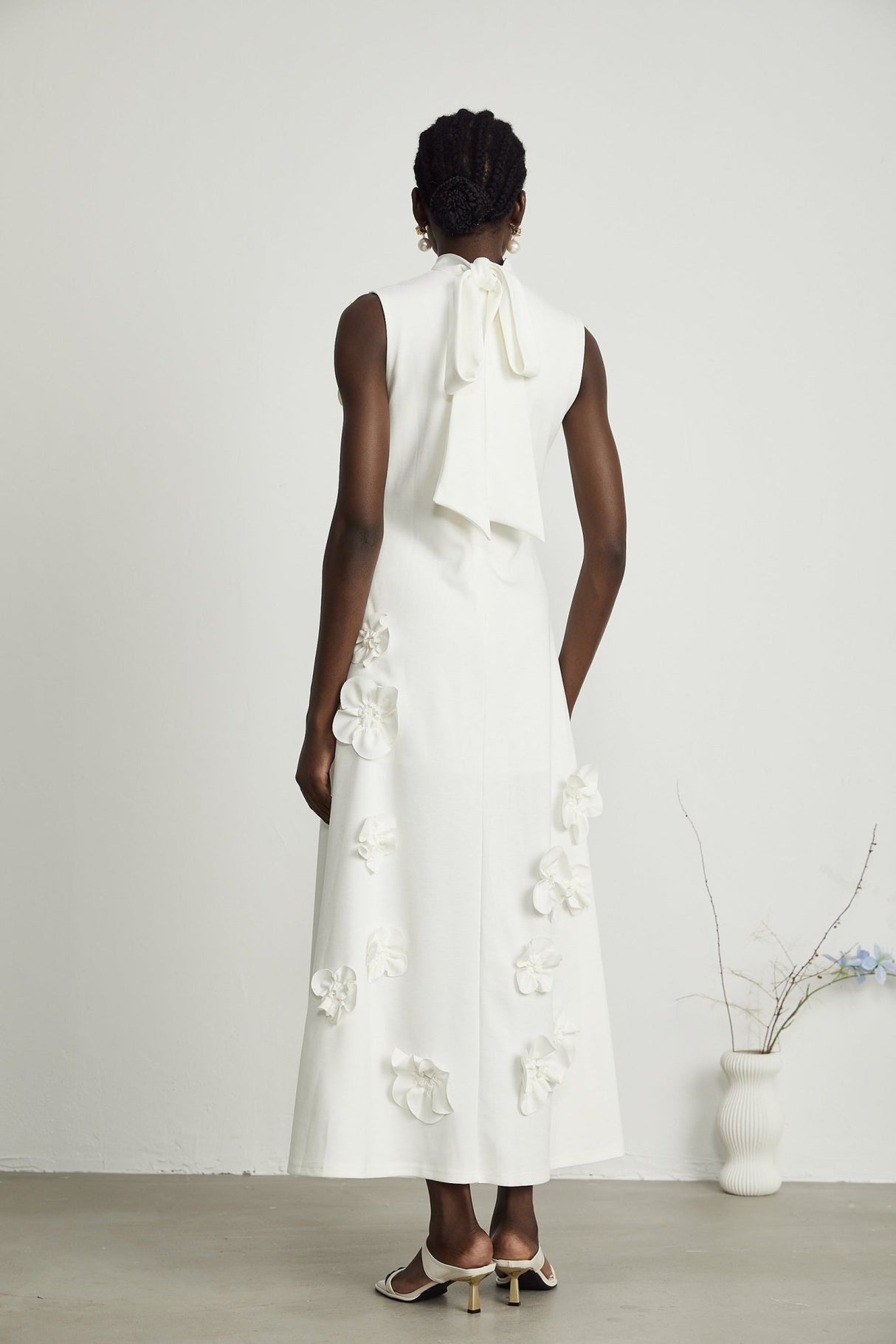 Éloïse Sleeveless Maxi Dress - 3D Floral Appliqué - Elegant A - Line - Side Pockets
