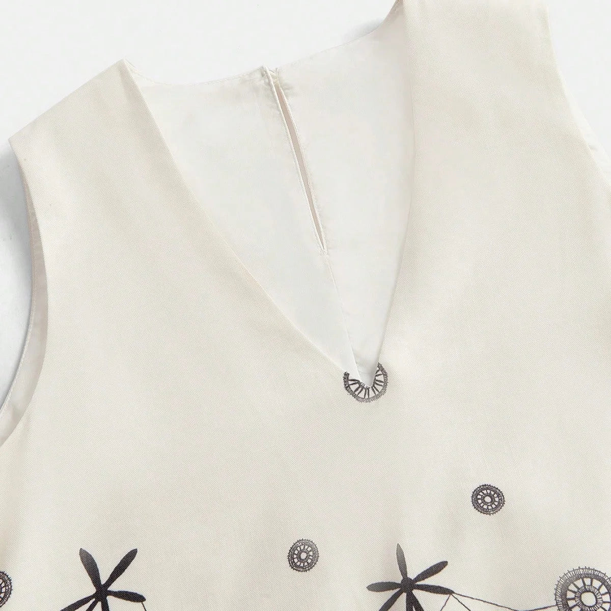 This elegant cream dress features a flattering V-neckline and delicate floral embroidery, combining a feminine aesthetic.
