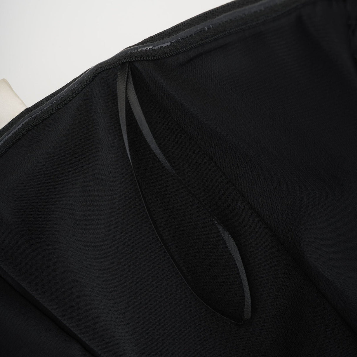 Felisara Midi Dress - Sleek and design - Strapless off the shoulder style - Bow decoration curved hem