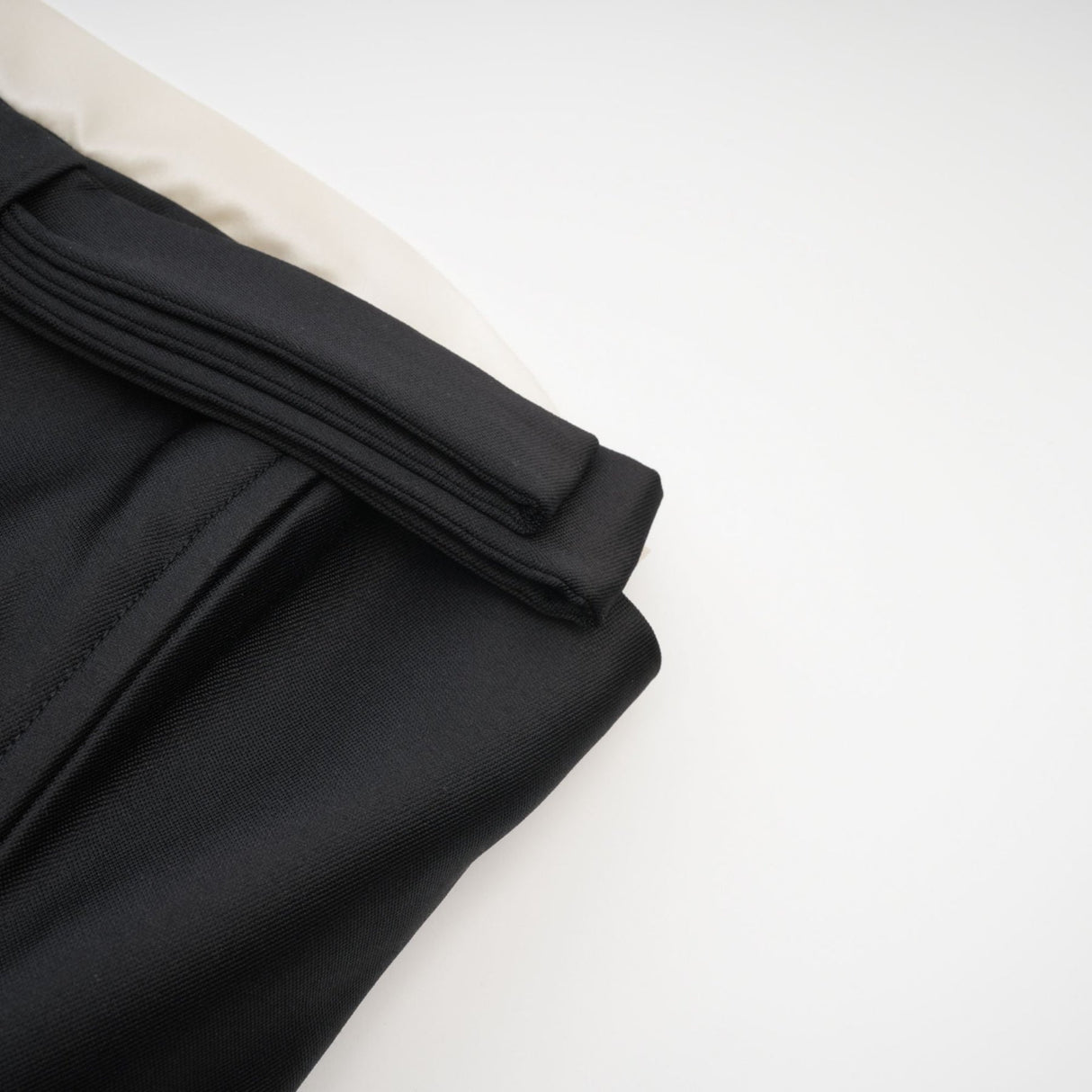 Felisara Midi Dress - Sleek and design - Strapless off the shoulder style - Bow decoration curved hem