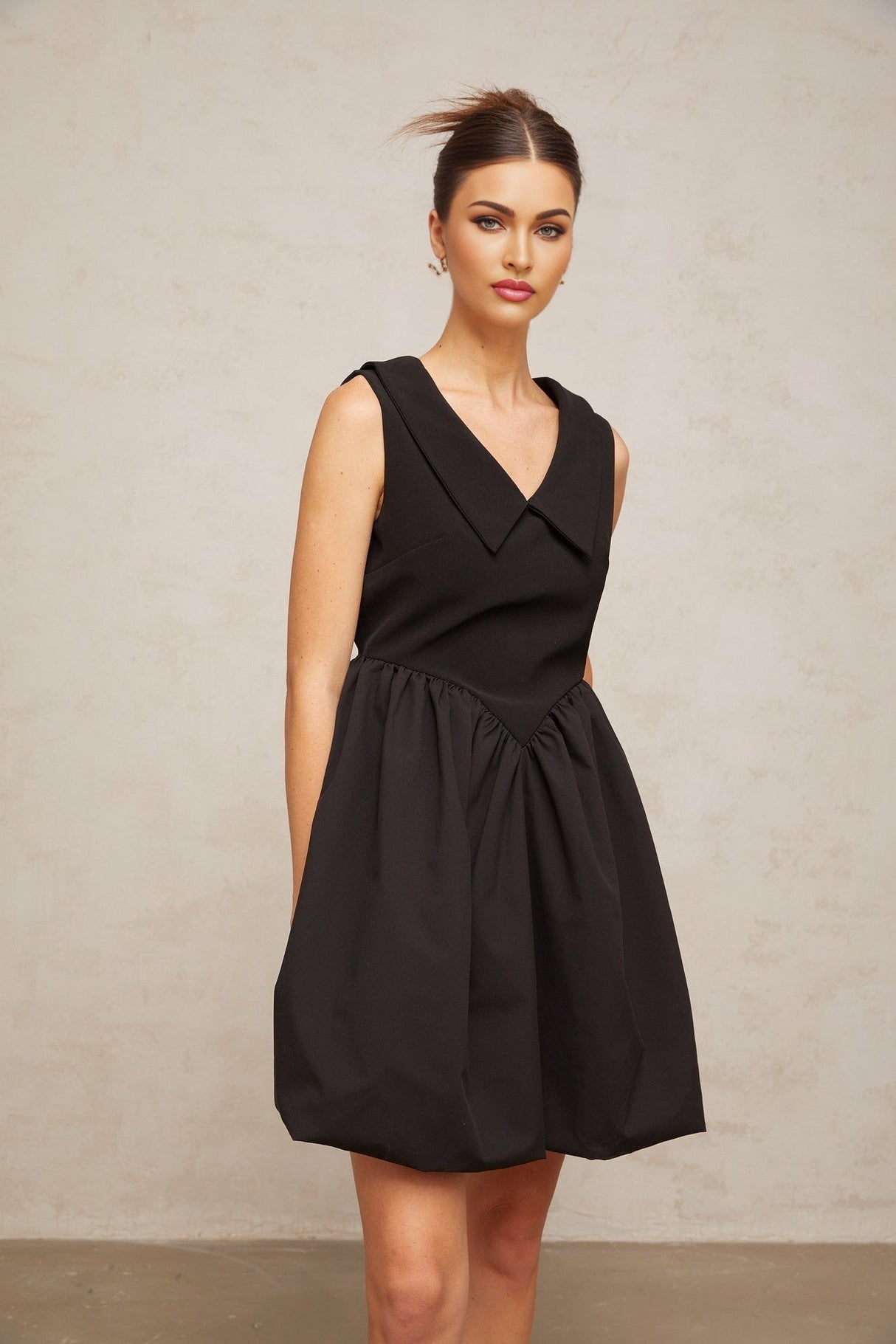 Iolanda Mini Dress - V neck - Pointed lapels - Sleeveless - Puff skirt