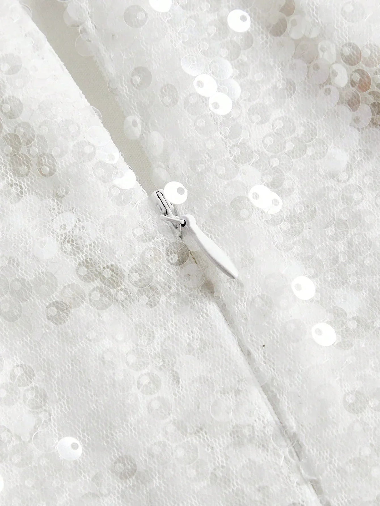 Featuring a dazzling white design adorned with shimmering sequins, this elegant dress offers a figure-flattering fit perfect.