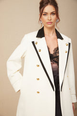 A long wool blazer with colorblocking design featuring a doublebreasted front in shades of Térébentine