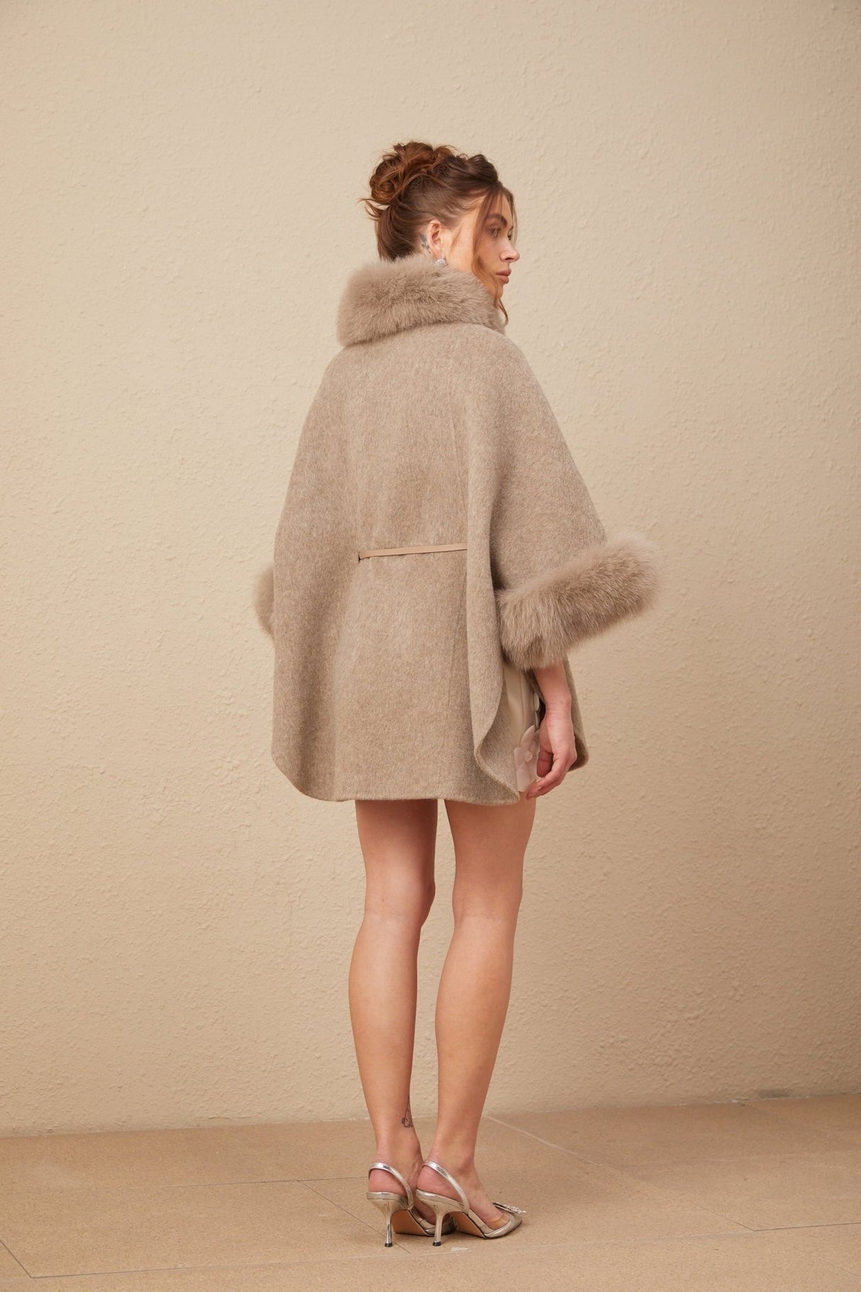 Barbara Coat - Crew neck - Cape sleeves - Detachable collar and cuffs