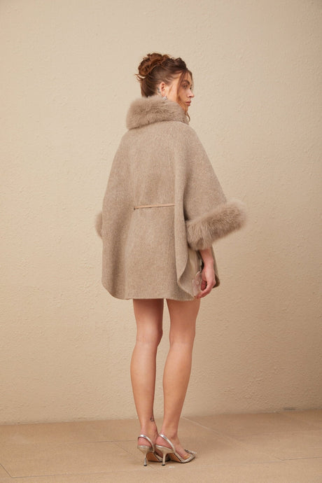Barbara Coat - Crew neck - Cape sleeves - Detachable collar and cuffs