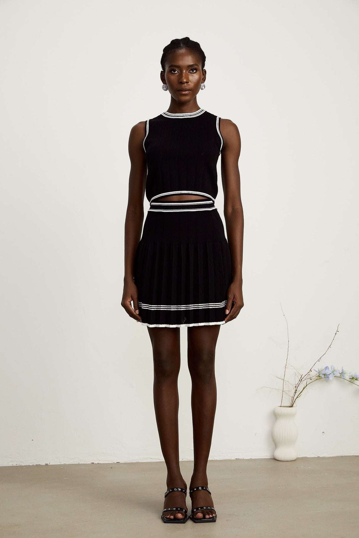 Daphné contrasttrim cardigan  vest top  skirt matching set