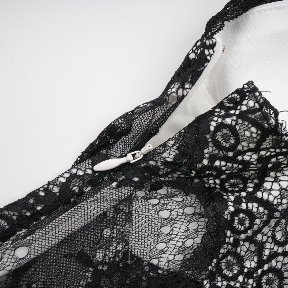 Éléonore contrastcolor lacedetail maxi dress