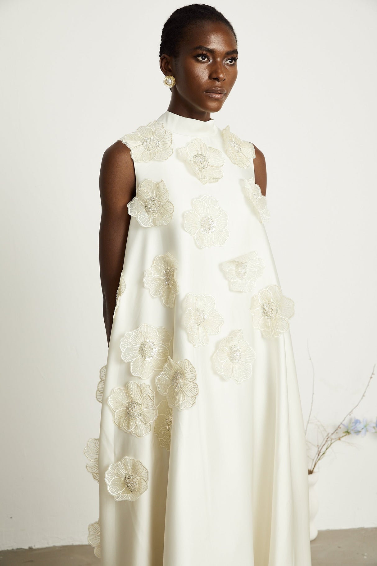 Émilie sleeveless floralapplique midi dress in White