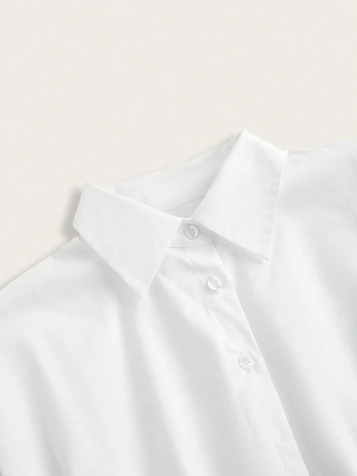 This elegant white dress shirt features a classic collared design, crafted from soft, breathable cotton for all-day comfort..