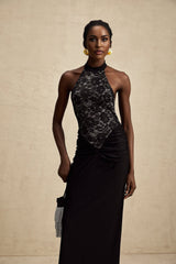 Schwarzes Maxikleid mit Neckholder Ausschnitt und Blumenspitzenmuster langer fliessender Rock Camille Kollektion