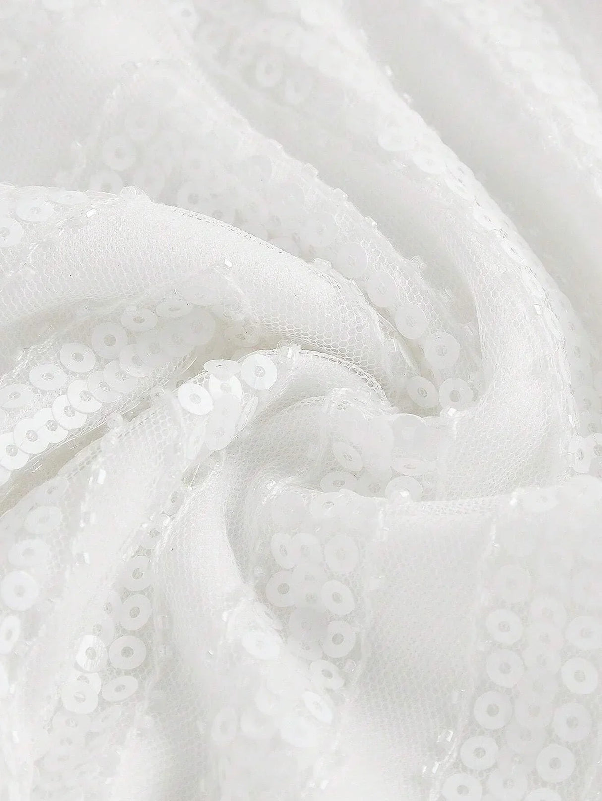 This elegant white dress features a sparkling sequined fabric that catches the light beautifully, giving it a stunningly.