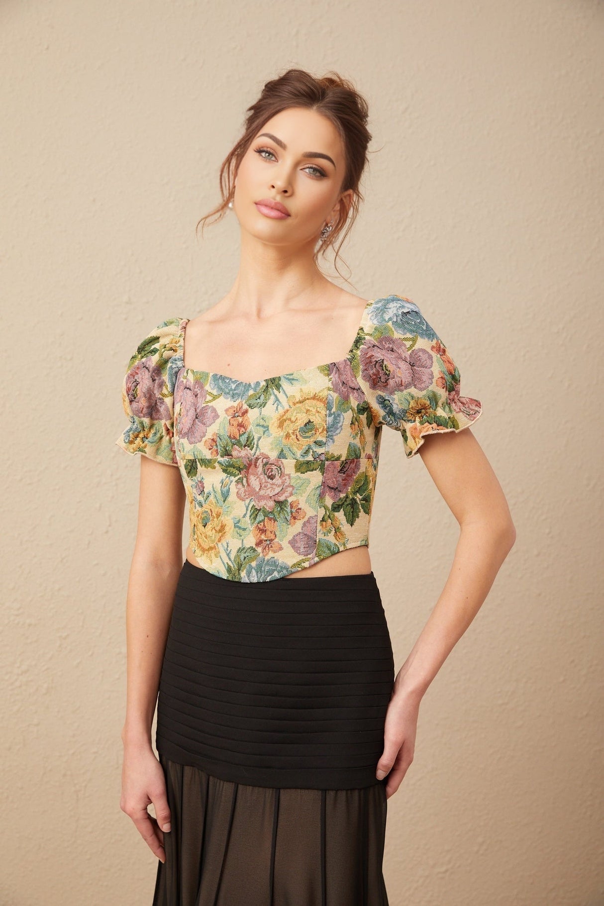 Woman wearing a cropped top with floral print pattern in jacquard fabric named Constance