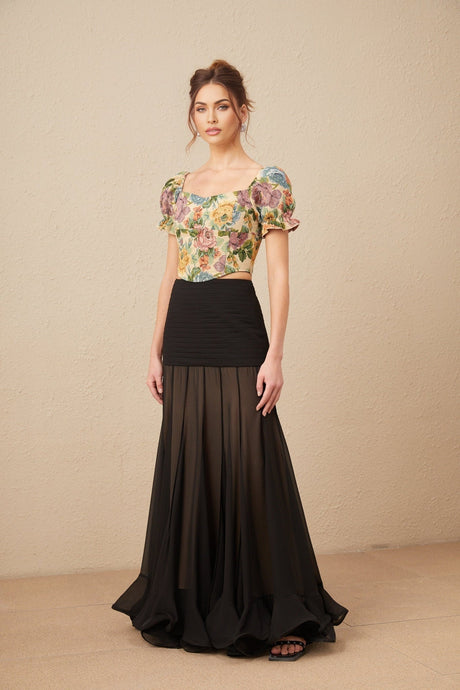 Woman wearing a cropped top with floral print pattern in jacquard fabric short sleeves and square neckline