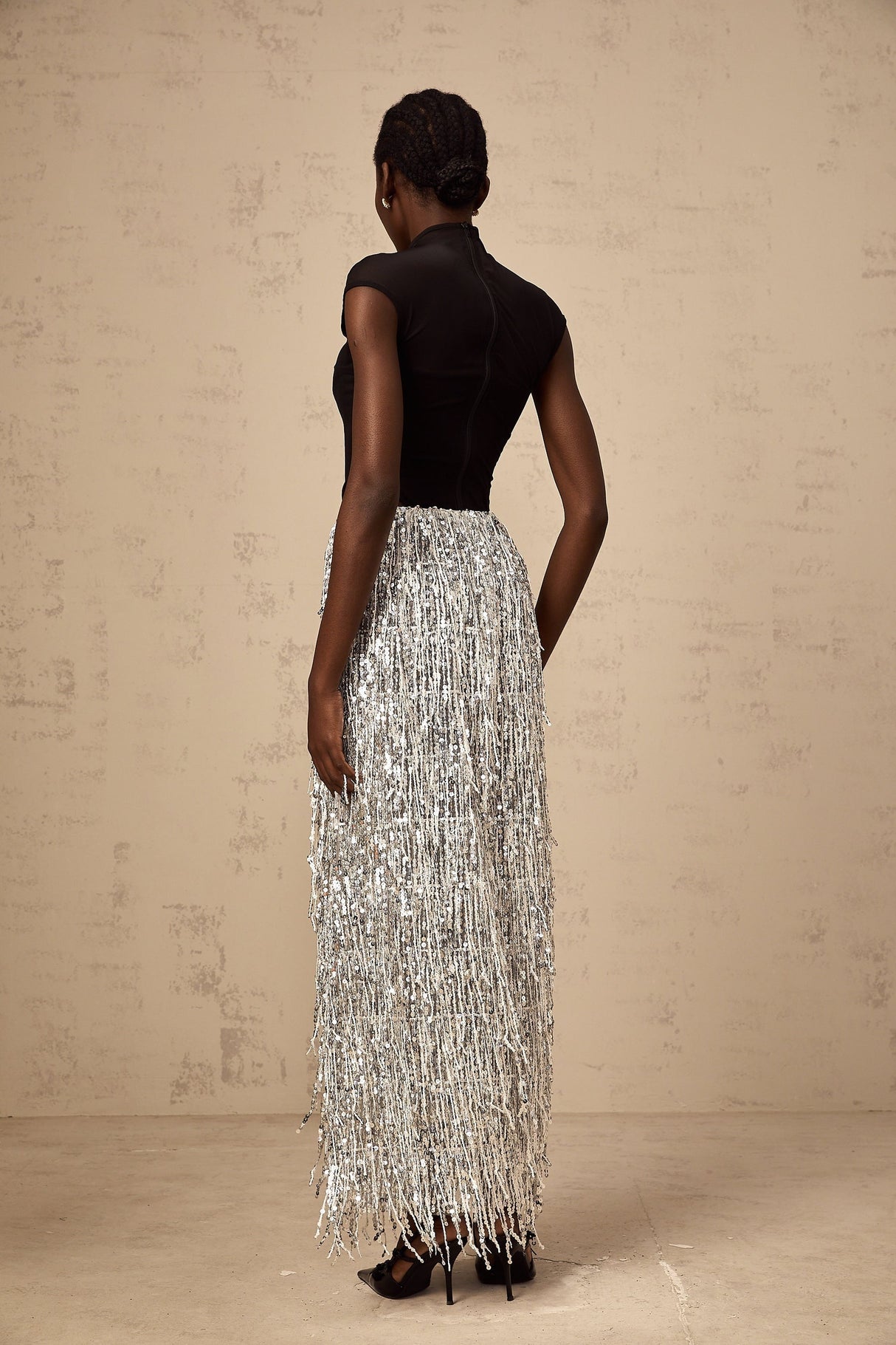 Woman wearing a twotone matching set consisting of a corsetstyle top and skirt in the Virginie style