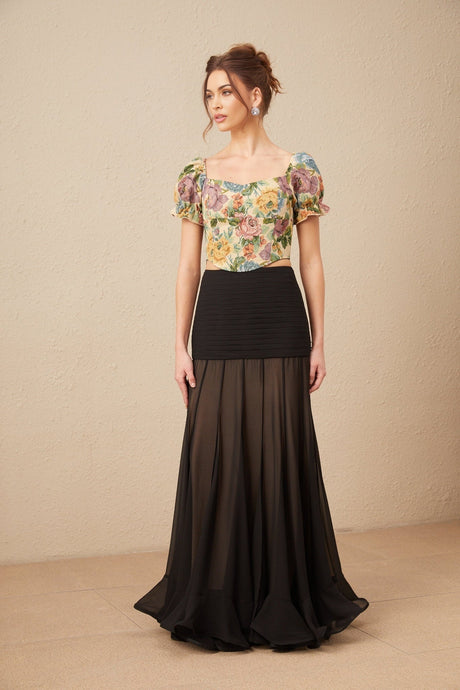 Woman wearing cropped sleeveless top with floral print pattern in jacquard fabric